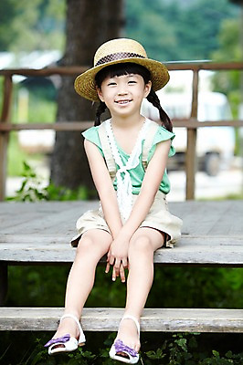포토 JPG 주간 전신 나무 모자 학생 라이프스타일 여자 어린이교육 교육 어린이라이프 초등학생 어린이 포즈 모션 한명 미소 웃음 사람 앉기 동양인 소녀 야외 라이프 앞모습 10대 농장 한국인 농촌 시골 체험학습 체험 원두막 농장체험 여자만 여자한명만 소녀만 국내포토 자연요소 식물 1 잡화 뷰포인트 컨셉 농업 청소년 표정 인종 생활 어린이만 파일형식 산업