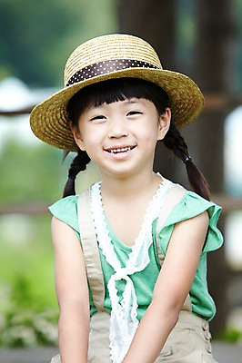 포토 JPG 주간 나무 모자 학생 라이프스타일 여자 어린이교육 교육 어린이라이프 초등학생 어린이 포즈 모션 한명 미소 웃음 사람 앉기 동양인 소녀 상반신 야외 라이프 앞모습 10대 농장 한국인 농촌 시골 체험학습 체험 원두막 농장체험 여자만 여자한명만 소녀만 국내포토 자연요소 식물 1 잡화 뷰포인트 컨셉 농업 청소년 표정 인종 생활 어린이만 파일형식 산업