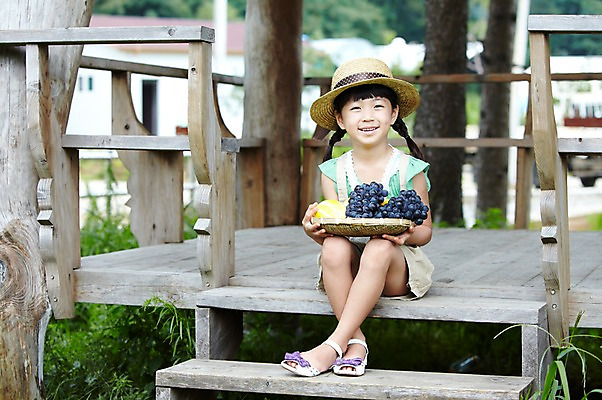 포토 JPG 주간 전신 나무 모자 학생 라이프스타일 여자 어린이교육 교육 열매 어린이라이프 초등학생 어린이 포즈 과일 모션 포도 한명 미소 웃음 들기 사람 앉기 동양인 소녀 야외 라이프 앞모습 10대 농장 바구니 한국인 농촌 시골 체험학습 체험 참외 원두막 포도송이 농장체험 여자만 여자한명만 소녀만 국내포토 자연요소 식물 1 잡화 뷰포인트 컨셉 농업 청소년 표정 인종 생활 어린이만 파일형식 산업