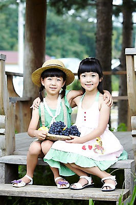 포토 JPG 주간 전신 나무 모자 학생 라이프스타일 여자 어린이교육 교육 열매 어린이라이프 초등학생 어린이 포즈 과일 모션 포도 어깨동무 미소 웃음 들기 사람 앉기 동양인 소녀 야외 두명 라이프 앞모습 10대 친구 농장 바구니 마주보기 한국인 농촌 시골 체험학습 체험 참외 원두막 포도송이 농장체험 여자만 소녀만 국내포토 자연요소 식물 잡화 뷰포인트 컨셉 농업 관계 청소년 표정 인종 생활 어린이만 파일형식 산업