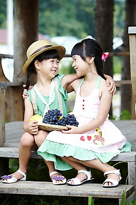 포토 JPG 주간 전신 나무 모자 학생 라이프스타일 여자 어린이교육 교육 열매 어린이라이프 초등학생 어린이 포즈 과일 모션 포도 어깨동무 미소 웃음 들기 사람 앉기 동양인 소녀 야외 두명 라이프 옆모습 10대 친구 농장 바구니 마주보기 한국인 농촌 시골 체험학습 체험 참외 원두막 포도송이 농장체험 여자만 소녀만 국내포토 자연요소 식물 잡화 뷰포인트 컨셉 농업 관계 청소년 표정 인종 생활 어린이만 파일형식 산업