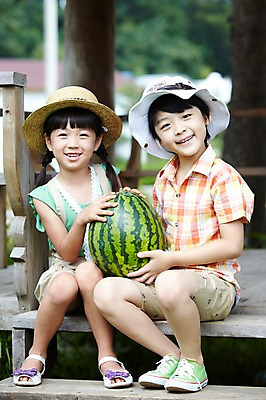 포토 JPG 주간 전신 나무 학생 라이프스타일 여자 어린이교육 교육 남자 어린이라이프 초등학생 어린이 포즈 과일 모션 여름음식 수박 미소 웃음 들기 사람 앉기 동양인 소녀 소년 야외 두명 라이프 앞모습 10대 친구 농장 마주보기 한국인 농촌 시골 체험학습 체험 원두막 농장체험 십대만 제철음식 제철과일 국내포토 자연요소 식물 음식 뷰포인트 컨셉 농업 관계 청소년 표정 인종 생활 여름 제철 파일형식 계절 산업