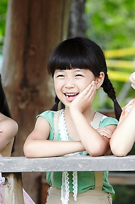 포토 JPG 주간 나무 학생 라이프스타일 여자 어린이교육 교육 어린이라이프 초등학생 어린이 포즈 모션 한명 미소 웃음 사람 앉기 동양인 소녀 상반신 야외 라이프 앞모습 10대 농장 턱괴기 한국인 농촌 시골 체험학습 체험 원두막 농장체험 여자만 여자한명만 소녀만 국내포토 자연요소 식물 1 뷰포인트 컨셉 농업 청소년 표정 인종 생활 어린이만 파일형식 산업