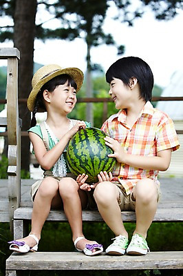 포토 JPG 주간 전신 나무 학생 라이프스타일 여자 어린이교육 교육 남자 어린이라이프 초등학생 어린이 포즈 과일 모션 여름음식 수박 미소 웃음 들기 사람 앉기 동양인 소녀 소년 야외 두명 라이프 옆모습 10대 친구 농장 마주보기 한국인 농촌 시골 체험학습 체험 원두막 농장체험 십대만 제철음식 제철과일 국내포토 자연요소 식물 음식 뷰포인트 컨셉 농업 관계 청소년 표정 인종 생활 여름 제철 파일형식 계절 산업