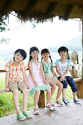 포토 JPG 주간 전신 나무 학생 라이프스타일 여자 어린이교육 교육 남자 어린이라이프 초등학생 어린이 포즈 모션 미소 웃음 사람 앉기 동양인 소녀 소년 여러명 야외 라이프 10대 친구 농장 한국인 농촌 시골 체험학습 체험 원두막 농장체험 십대만 국내포토 자연요소 식물 다수 컨셉 농업 관계 청소년 표정 인종 생활 파일형식 산업