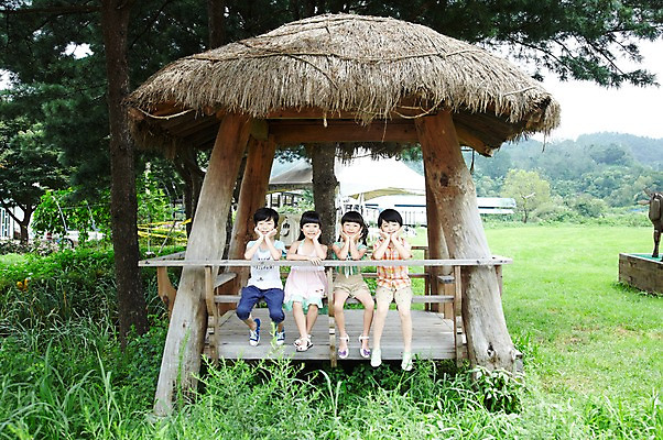 포토 JPG 주간 전신 나무 학생 라이프스타일 여자 어린이교육 교육 남자 어린이라이프 초등학생 어린이 포즈 모션 미소 웃음 사람 앉기 동양인 소녀 소년 여러명 야외 라이프 앞모습 10대 친구 농장 턱괴기 한국인 농촌 시골 체험학습 체험 원두막 농장체험 십대만 국내포토 자연요소 식물 뷰포인트 다수 컨셉 농업 관계 청소년 표정 인종 생활 파일형식 산업
