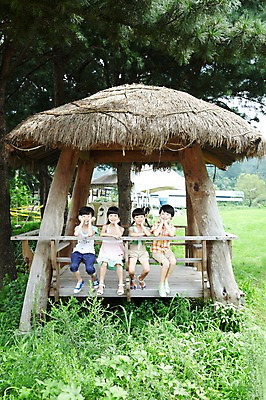 포토 JPG 주간 전신 나무 학생 라이프스타일 여자 어린이교육 교육 남자 어린이라이프 초등학생 어린이 포즈 모션 미소 웃음 사람 앉기 동양인 소녀 소년 여러명 야외 라이프 앞모습 10대 친구 농장 턱괴기 한국인 농촌 시골 체험학습 체험 원두막 농장체험 십대만 국내포토 자연요소 식물 뷰포인트 다수 컨셉 농업 관계 청소년 표정 인종 생활 파일형식 산업