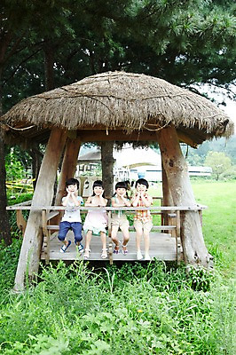 포토 JPG 주간 전신 나무 학생 라이프스타일 여자 어린이교육 교육 남자 어린이라이프 초등학생 어린이 포즈 모션 미소 웃음 사람 앉기 동양인 소녀 소년 여러명 야외 라이프 앞모습 10대 친구 농장 턱괴기 한국인 농촌 시골 체험학습 체험 원두막 농장체험 십대만 국내포토 자연요소 식물 뷰포인트 다수 컨셉 농업 관계 청소년 표정 인종 생활 파일형식 산업