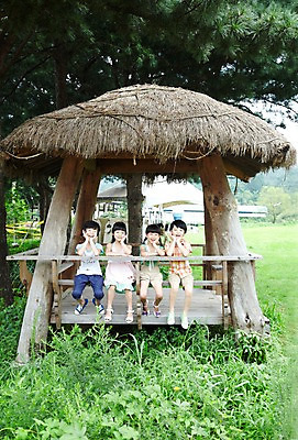 포토 JPG 주간 전신 나무 학생 라이프스타일 여자 어린이교육 교육 남자 어린이라이프 초등학생 어린이 포즈 모션 미소 웃음 사람 앉기 동양인 소녀 소년 여러명 야외 라이프 앞모습 10대 친구 농장 턱괴기 한국인 농촌 시골 체험학습 체험 원두막 농장체험 십대만 국내포토 자연요소 식물 뷰포인트 다수 컨셉 농업 관계 청소년 표정 인종 생활 파일형식 산업