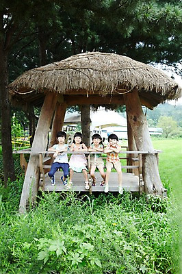 포토 JPG 주간 전신 나무 학생 라이프스타일 여자 어린이교육 교육 남자 어린이라이프 초등학생 어린이 포즈 모션 미소 웃음 사람 앉기 동양인 소녀 소년 여러명 야외 라이프 앞모습 10대 친구 농장 한국인 농촌 시골 체험학습 체험 원두막 농장체험 십대만 국내포토 자연요소 식물 뷰포인트 다수 컨셉 농업 관계 청소년 표정 인종 생활 파일형식 산업