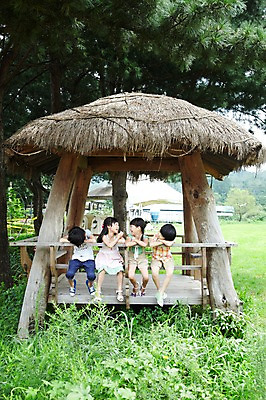 포토 JPG 주간 전신 나무 학생 라이프스타일 여자 어린이교육 교육 남자 어린이라이프 초등학생 어린이 엎드리기 포즈 모션 미소 웃음 사람 앉기 동양인 소녀 소년 여러명 야외 라이프 앞모습 10대 친구 농장 마주보기 한국인 농촌 시골 체험학습 체험 원두막 농장체험 십대만 국내포토 자연요소 식물 뷰포인트 다수 컨셉 농업 관계 청소년 표정 인종 생활 파일형식 산업