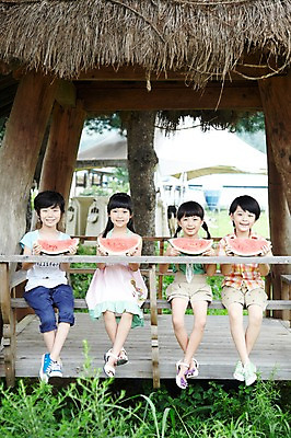 포토 JPG 주간 전신 나무 학생 라이프스타일 여자 어린이교육 교육 남자 어린이라이프 초등학생 어린이 포즈 과일 모션 여름음식 수박 미소 웃음 들기 사람 앉기 동양인 소녀 소년 여러명 야외 라이프 앞모습 10대 친구 농장 한국인 농촌 시골 체험학습 체험 먹기 원두막 농장체험 십대만 제철음식 제철과일 국내포토 자연요소 식물 음식 뷰포인트 다수 컨셉 농업 관계 청소년 표정 인종 생활 여름 제철 파일형식 계절 산업