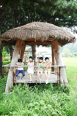 포토 JPG 주간 전신 나무 학생 라이프스타일 여자 어린이교육 교육 남자 어린이라이프 초등학생 어린이 포즈 과일 모션 여름음식 수박 미소 웃음 들기 사람 앉기 동양인 소녀 소년 여러명 야외 라이프 앞모습 10대 친구 농장 한국인 농촌 시골 체험학습 체험 먹기 원두막 농장체험 십대만 제철음식 제철과일 국내포토 자연요소 식물 음식 뷰포인트 다수 컨셉 농업 관계 청소년 표정 인종 생활 여름 제철 파일형식 계절 산업
