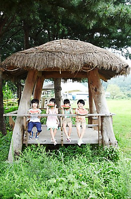 포토 JPG 주간 전신 나무 학생 라이프스타일 여자 어린이교육 교육 남자 어린이라이프 초등학생 어린이 포즈 과일 모션 여름음식 수박 미소 웃음 들기 사람 앉기 동양인 소녀 소년 여러명 야외 라이프 앞모습 10대 친구 농장 한국인 농촌 시골 체험학습 체험 먹기 원두막 농장체험 십대만 제철음식 제철과일 국내포토 자연요소 식물 음식 뷰포인트 다수 컨셉 농업 관계 청소년 표정 인종 생활 여름 제철 파일형식 계절 산업