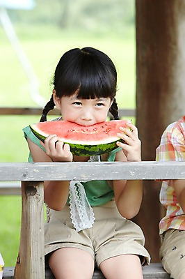 포토 JPG 주간 나무 학생 라이프스타일 여자 어린이교육 교육 어린이라이프 초등학생 어린이 포즈 과일 모션 여름음식 수박 한명 미소 웃음 들기 사람 앉기 동양인 소녀 상반신 야외 라이프 앞모습 10대 농장 한국인 농촌 시골 체험학습 체험 먹기 원두막 농장체험 여자만 여자한명만 소녀만 제철음식 제철과일 국내포토 자연요소 식물 1 음식 뷰포인트 컨셉 농업 청소년 표정 인종 생활 여름 제철 어린이만 파일형식 계절 산업