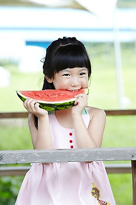 포토 JPG 주간 나무 학생 라이프스타일 여자 어린이교육 교육 어린이라이프 초등학생 어린이 포즈 과일 모션 여름음식 수박 한명 미소 웃음 들기 사람 앉기 동양인 소녀 상반신 야외 라이프 앞모습 10대 농장 한국인 농촌 시골 체험학습 체험 먹기 원두막 농장체험 여자만 여자한명만 소녀만 제철음식 제철과일 국내포토 자연요소 식물 1 음식 뷰포인트 컨셉 농업 청소년 표정 인종 생활 여름 제철 어린이만 파일형식 계절 산업