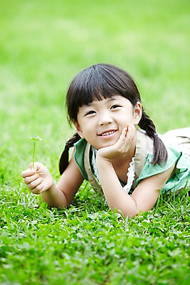 포토 JPG 주간 학생 라이프스타일 여자 어린이교육 교육 행복 어린이라이프 여유 초등학생 어린이 엎드리기 포즈 모션 한명 미소 웃음 사람 동양인 소녀 잔디 상반신 야외 라이프 앞모습 10대 눕기 소풍 턱괴기 한국인 농촌 시골 체험학습 풀 네잎클로버 숲 상쾌 여자만 여자한명만 소녀만 국내포토 자연요소 식물 1 감정 뷰포인트 청소년 표정 인종 생활 야외활동 체험 클로버 어린이만 파일형식