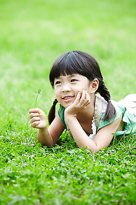 포토 JPG 주간 학생 라이프스타일 응시 여자 어린이교육 교육 행복 어린이라이프 여유 초등학생 어린이 엎드리기 포즈 모션 한명 미소 웃음 사람 동양인 소녀 잔디 상반신 야외 라이프 10대 눕기 소풍 턱괴기 한국인 농촌 시골 체험학습 풀 네잎클로버 숲 상쾌 여자만 여자한명만 소녀만 국내포토 자연요소 식물 1 시선 감정 청소년 표정 인종 생활 야외활동 체험 클로버 어린이만 파일형식