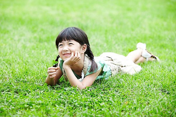 포토 JPG 주간 전신 학생 라이프스타일 응시 여자 어린이교육 교육 행복 어린이라이프 여유 초등학생 어린이 엎드리기 포즈 모션 한명 미소 웃음 사람 동양인 소녀 잔디 야외 라이프 10대 눕기 소풍 턱괴기 한국인 농촌 시골 체험학습 풀 네잎클로버 숲 상쾌 여자만 여자한명만 소녀만 국내포토 자연요소 식물 1 시선 감정 청소년 표정 인종 생활 야외활동 체험 클로버 어린이만 파일형식
