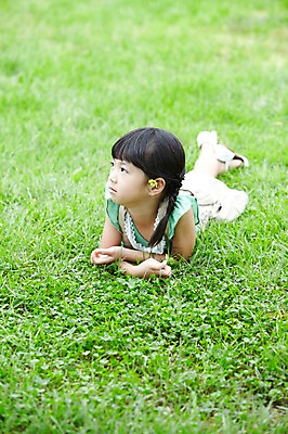 포토 JPG 주간 전신 학생 라이프스타일 응시 여자 어린이교육 교육 꽃 행복 어린이라이프 여유 초등학생 어린이 엎드리기 포즈 모션 한명 미소 웃음 사람 동양인 소녀 잔디 야외 라이프 10대 눕기 소풍 노란색 한국인 농촌 시골 체험학습 풀 숲 상쾌 여자만 여자한명만 소녀만 국내포토 자연요소 식물 1 시선 감정 컬러 청소년 표정 인종 생활 야외활동 체험 어린이만 파일형식