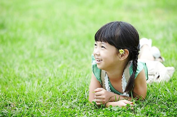 포토 JPG 주간 전신 학생 라이프스타일 응시 여자 어린이교육 교육 꽃 행복 어린이라이프 여유 초등학생 어린이 엎드리기 포즈 모션 한명 미소 웃음 사람 동양인 소녀 잔디 야외 라이프 10대 눕기 소풍 노란색 한국인 농촌 시골 체험학습 풀 숲 상쾌 여자만 여자한명만 소녀만 국내포토 자연요소 식물 1 시선 감정 컬러 청소년 표정 인종 생활 야외활동 체험 어린이만 파일형식