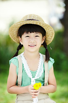 포토 JPG 주간 모자 학생 라이프스타일 여자 어린이교육 교육 꽃 행복 어린이라이프 여유 초등학생 어린이 포즈 모션 산 한명 미소 웃음 들기 사람 앉기 동양인 소녀 잔디 상반신 야외 라이프 앞모습 10대 소풍 노란색 한국인 농촌 시골 체험학습 풀 숲 상쾌 여자만 여자한명만 소녀만 국내포토 자연요소 식물 1 잡화 감정 뷰포인트 컬러 청소년 표정 인종 생활 야외활동 체험 어린이만 파일형식