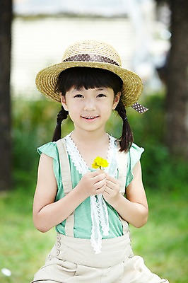 포토 JPG 주간 모자 학생 라이프스타일 여자 어린이교육 교육 꽃 행복 어린이라이프 여유 초등학생 어린이 포즈 모션 산 한명 미소 웃음 들기 사람 앉기 동양인 소녀 잔디 상반신 야외 라이프 앞모습 10대 소풍 노란색 한국인 농촌 시골 체험학습 풀 숲 상쾌 여자만 여자한명만 소녀만 국내포토 자연요소 식물 1 잡화 감정 뷰포인트 컬러 청소년 표정 인종 생활 야외활동 체험 어린이만 파일형식