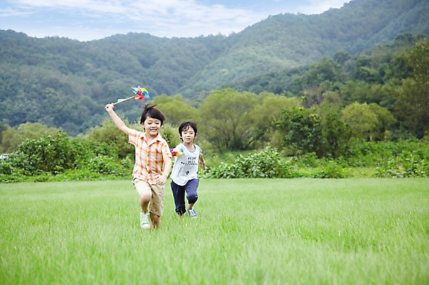 포토 JPG 주간 전신 구름 학생 라이프스타일 어린이교육 교육 남자 행복 어린이라이프 여유 초등학생 어린이 포즈 모션 하늘 산 서기 미소 웃음 사람 동양인 소년 잔디 야외 두명 라이프 앞모습 10대 친구 달리기 소풍 한국인 농촌 시골 체험학습 풀 숲 바람개비 즐거움 상쾌 남자만 소년만 국내포토 자연요소 식물 감정 뷰포인트 관계 청소년 표정 인종 생활 야외활동 체험 어린이만 파일형식