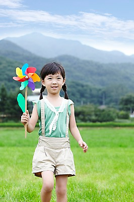포토 JPG 주간 구름 학생 라이프스타일 여자 어린이교육 교육 행복 어린이라이프 여유 초등학생 어린이 포즈 모션 하늘 산 한명 서기 미소 웃음 들기 사람 동양인 소녀 잔디 야외 라이프 앞모습 10대 소풍 걷기 한국인 농촌 시골 체험학습 풀 숲 바람개비 상쾌 여자만 여자한명만 소녀만 국내포토 자연요소 식물 1 감정 뷰포인트 청소년 표정 인종 생활 야외활동 체험 어린이만 파일형식