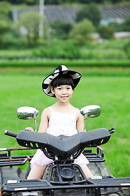 포토 JPG 주간 모자 학생 라이프스타일 여자 어린이교육 교육 행복 어린이라이프 여유 초등학생 어린이 포즈 모션 한명 미소 웃음 사람 앉기 동양인 소녀 잔디 상반신 야외 라이프 앞모습 10대 소풍 한국인 농촌 시골 체험학습 풀 승차 숲 상쾌 4륜바이크 여자만 여자한명만 소녀만 국내포토 자연요소 식물 1 잡화 감정 뷰포인트 청소년 표정 인종 생활 야외활동 바이크 체험 어린이만 파일형식