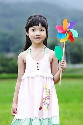 포토 JPG 주간 학생 라이프스타일 여자 어린이교육 교육 행복 어린이라이프 여유 초등학생 어린이 포즈 모션 산 한명 서기 미소 웃음 들기 사람 동양인 소녀 잔디 상반신 야외 라이프 앞모습 10대 소풍 한국인 농촌 시골 체험학습 풀 숲 바람개비 상쾌 여자만 여자한명만 소녀만 국내포토 자연요소 식물 1 감정 뷰포인트 청소년 표정 인종 생활 야외활동 체험 어린이만 파일형식