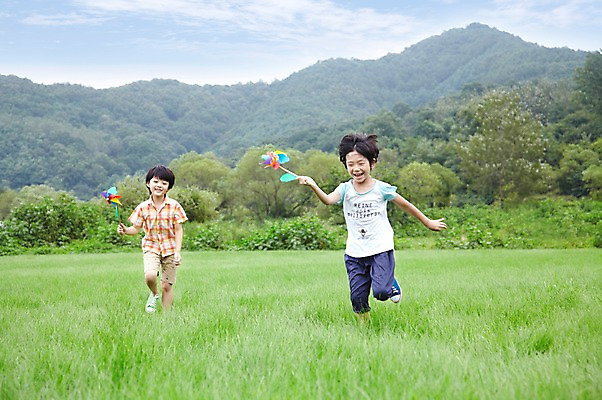 포토 JPG 주간 전신 구름 학생 라이프스타일 어린이교육 교육 남자 행복 어린이라이프 여유 초등학생 어린이 포즈 모션 하늘 산 서기 미소 웃음 사람 동양인 소년 잔디 야외 두명 라이프 앞모습 10대 친구 달리기 소풍 한국인 농촌 시골 체험학습 풀 숲 바람개비 즐거움 상쾌 남자만 소년만 국내포토 자연요소 식물 감정 뷰포인트 관계 청소년 표정 인종 생활 야외활동 체험 어린이만 파일형식