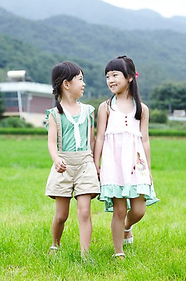 포토 JPG 주간 전신 학생 라이프스타일 응시 여자 어린이교육 교육 행복 어린이라이프 여유 초등학생 어린이 포즈 모션 산 서기 미소 웃음 사람 동양인 소녀 잔디 야외 두명 라이프 10대 친구 소풍 마주보기 걷기 손잡기 한국인 농촌 시골 체험학습 풀 숲 상쾌 여자만 소녀만 국내포토 자연요소 식물 시선 감정 관계 청소년 표정 인종 생활 야외활동 체험 어린이만 파일형식