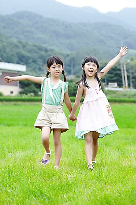 포토 JPG 주간 전신 학생 라이프스타일 여자 어린이교육 교육 행복 어린이라이프 여유 초등학생 어린이 포즈 모션 산 서기 미소 웃음 사람 동양인 소녀 잔디 야외 두명 라이프 앞모습 10대 친구 소풍 손들기 걷기 손잡기 한국인 농촌 시골 체험학습 풀 숲 상쾌 여자만 소녀만 국내포토 자연요소 식물 감정 뷰포인트 관계 청소년 표정 인종 생활 야외활동 체험 어린이만 파일형식