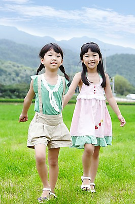 포토 JPG 주간 전신 구름 학생 라이프스타일 여자 어린이교육 교육 행복 어린이라이프 여유 초등학생 어린이 포즈 모션 하늘 산 서기 미소 웃음 사람 동양인 소녀 잔디 야외 두명 라이프 앞모습 10대 친구 달리기 소풍 손잡기 한국인 농촌 시골 체험학습 풀 숲 즐거움 상쾌 여자만 소녀만 국내포토 자연요소 식물 감정 뷰포인트 관계 청소년 표정 인종 생활 야외활동 체험 어린이만 파일형식