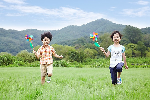 포토 JPG 주간 전신 구름 학생 라이프스타일 어린이교육 교육 남자 행복 어린이라이프 여유 초등학생 어린이 포즈 모션 하늘 산 서기 미소 웃음 사람 동양인 소년 잔디 야외 두명 라이프 앞모습 10대 친구 달리기 소풍 한국인 농촌 시골 체험학습 풀 숲 바람개비 즐거움 상쾌 남자만 소년만 국내포토 자연요소 식물 감정 뷰포인트 관계 청소년 표정 인종 생활 야외활동 체험 어린이만 파일형식