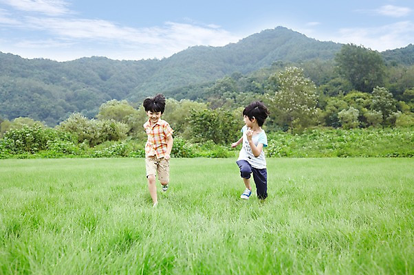 포토 JPG 주간 전신 구름 학생 라이프스타일 어린이교육 교육 남자 행복 어린이라이프 여유 초등학생 어린이 포즈 모션 하늘 산 서기 미소 웃음 사람 동양인 소년 잔디 야외 두명 라이프 10대 친구 달리기 소풍 한국인 농촌 시골 체험학습 풀 숲 즐거움 상쾌 남자만 소년만 국내포토 자연요소 식물 감정 관계 청소년 표정 인종 생활 야외활동 체험 어린이만 파일형식