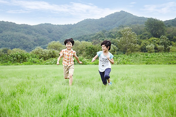 포토 JPG 주간 전신 구름 학생 라이프스타일 어린이교육 교육 남자 행복 어린이라이프 여유 초등학생 어린이 포즈 모션 하늘 산 서기 미소 웃음 사람 동양인 소년 잔디 야외 두명 라이프 앞모습 10대 친구 달리기 소풍 한국인 농촌 시골 체험학습 풀 숲 즐거움 상쾌 남자만 소년만 국내포토 자연요소 식물 감정 뷰포인트 관계 청소년 표정 인종 생활 야외활동 체험 어린이만 파일형식