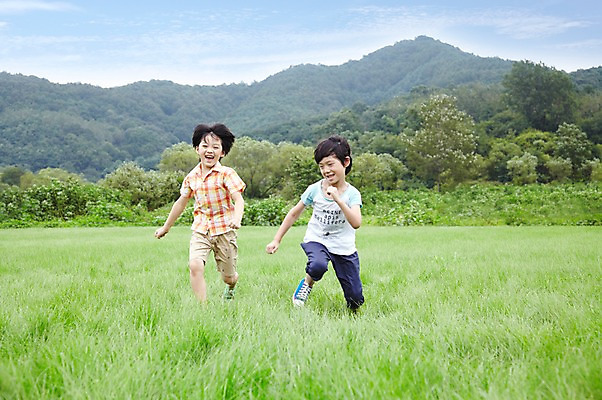 포토 JPG 주간 전신 구름 학생 라이프스타일 어린이교육 교육 남자 행복 어린이라이프 여유 초등학생 어린이 포즈 모션 하늘 산 서기 미소 웃음 사람 동양인 소년 잔디 야외 두명 라이프 앞모습 10대 친구 달리기 소풍 한국인 농촌 시골 체험학습 풀 숲 즐거움 상쾌 남자만 소년만 국내포토 자연요소 식물 감정 뷰포인트 관계 청소년 표정 인종 생활 야외활동 체험 어린이만 파일형식