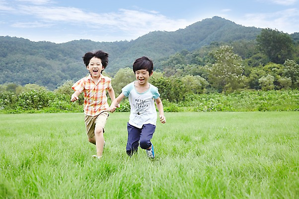 포토 JPG 주간 전신 구름 학생 라이프스타일 어린이교육 교육 남자 행복 어린이라이프 여유 초등학생 어린이 포즈 모션 하늘 산 서기 미소 웃음 사람 동양인 소년 잔디 야외 두명 라이프 앞모습 10대 친구 달리기 소풍 손잡기 한국인 농촌 시골 체험학습 풀 숲 즐거움 상쾌 남자만 소년만 국내포토 자연요소 식물 감정 뷰포인트 관계 청소년 표정 인종 생활 야외활동 체험 어린이만 파일형식