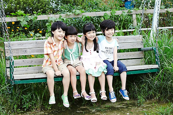 포토 JPG 주간 전신 식물 학생 라이프스타일 여자 어린이교육 교육 남자 행복 어린이라이프 여유 초등학생 어린이 포즈 벤치 의자 모션 어깨동무 미소 웃음 사람 앉기 동양인 소녀 소년 여러명 야외 라이프 10대 친구 소풍 한국인 농촌 시골 체험학습 숲 그네 상쾌 십대만 국내포토 자연요소 감정 가구 다수 관계 청소년 표정 인종 생활 야외활동 체험 파일형식