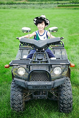 포토 JPG 주간 모자 학생 라이프스타일 어린이교육 교육 남자 행복 어린이라이프 여유 초등학생 어린이 포즈 모션 한명 미소 웃음 사람 앉기 동양인 소년 잔디 상반신 야외 라이프 앞모습 10대 소풍 한국인 농촌 시골 체험학습 풀 승차 숲 상쾌 4륜바이크 남자만 남자한명만 십대만 십대남자만 십대남자한명만 국내포토 자연요소 식물 1 잡화 감정 뷰포인트 청소년 표정 인종 생활 야외활동 바이크 체험 파일형식