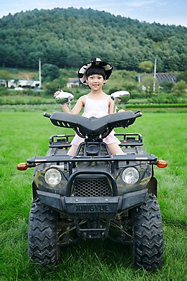 포토 JPG 주간 구름 모자 학생 라이프스타일 여자 어린이교육 교육 행복 어린이라이프 여유 초등학생 어린이 포즈 모션 하늘 산 한명 미소 웃음 사람 앉기 동양인 소녀 잔디 상반신 야외 라이프 앞모습 10대 소풍 한국인 농촌 시골 체험학습 풀 승차 숲 상쾌 4륜바이크 여자만 여자한명만 소녀만 국내포토 자연요소 식물 1 잡화 감정 뷰포인트 청소년 표정 인종 생활 야외활동 바이크 체험 어린이만 파일형식