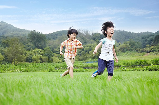 포토 JPG 주간 전신 구름 학생 라이프스타일 어린이교육 교육 남자 행복 어린이라이프 여유 초등학생 어린이 포즈 모션 하늘 산 서기 미소 웃음 사람 동양인 소년 잔디 야외 두명 라이프 10대 친구 달리기 소풍 한국인 농촌 시골 체험학습 풀 숲 즐거움 상쾌 남자만 소년만 국내포토 자연요소 식물 감정 관계 청소년 표정 인종 생활 야외활동 체험 어린이만 파일형식