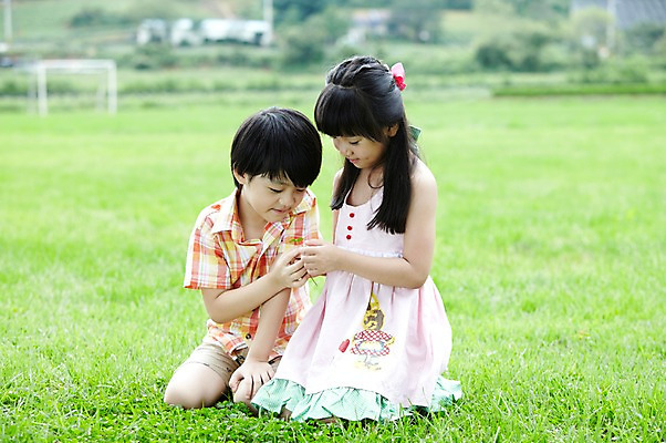 포토 JPG 주간 전신 학생 라이프스타일 응시 여자 어린이교육 교육 남자 행복 어린이라이프 여유 초등학생 어린이 포즈 모션 미소 웃음 사람 앉기 동양인 소녀 소년 잔디 야외 두명 라이프 10대 소풍 한국인 농촌 시골 체험학습 풀 네잎클로버 숲 무릎꿇기 상쾌 십대만 국내포토 자연요소 식물 시선 감정 청소년 표정 인종 생활 야외활동 체험 클로버 파일형식