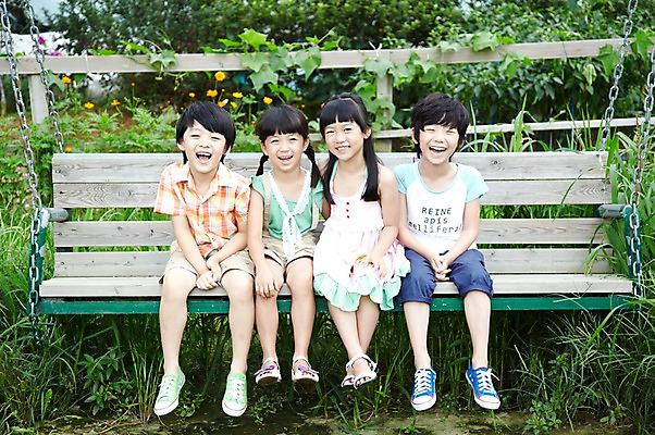 포토 JPG 주간 전신 식물 학생 라이프스타일 여자 어린이교육 교육 남자 행복 어린이라이프 여유 초등학생 어린이 포즈 벤치 의자 모션 미소 웃음 사람 앉기 동양인 소녀 소년 여러명 야외 라이프 앞모습 10대 친구 소풍 한국인 농촌 시골 체험학습 숲 그네 상쾌 십대만 국내포토 자연요소 감정 뷰포인트 가구 다수 관계 청소년 표정 인종 생활 야외활동 체험 파일형식