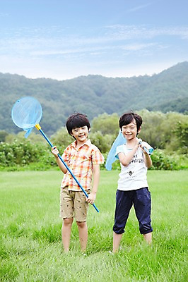 포토 JPG 주간 전신 구름 학생 라이프스타일 어린이교육 교육 남자 행복 어린이라이프 여유 초등학생 어린이 포즈 모션 하늘 산 서기 미소 웃음 들기 사람 동양인 소년 잔디 야외 두명 라이프 앞모습 10대 친구 소풍 한국인 농촌 시골 체험학습 풀 숲 수집 상쾌 곤충채집 채집망 남자만 소년만 국내포토 자연요소 식물 감정 뷰포인트 곤충 관계 청소년 표정 인종 생활 야외활동 체험 어린이만 파일형식