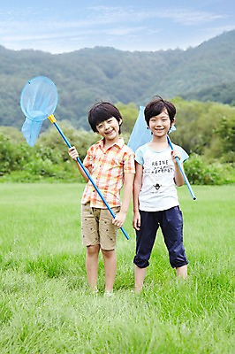 포토 JPG 주간 전신 구름 학생 라이프스타일 어린이교육 교육 남자 행복 어린이라이프 여유 초등학생 어린이 포즈 모션 하늘 산 서기 미소 웃음 들기 사람 동양인 소년 잔디 야외 두명 라이프 앞모습 10대 친구 소풍 한국인 농촌 시골 체험학습 풀 숲 수집 상쾌 곤충채집 채집망 남자만 소년만 국내포토 자연요소 식물 감정 뷰포인트 곤충 관계 청소년 표정 인종 생활 야외활동 체험 어린이만 파일형식