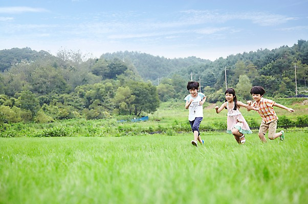 포토 JPG 주간 전신 구름 학생 라이프스타일 여자 어린이교육 교육 남자 행복 어린이라이프 여유 초등학생 어린이 포즈 모션 하늘 산 서기 미소 웃음 사람 동양인 소녀 소년 잔디 야외 라이프 10대 세명 친구 달리기 소풍 한국인 농촌 시골 체험학습 풀 숲 즐거움 상쾌 십대만 국내포토 자연요소 식물 감정 관계 청소년 표정 인종 생활 야외활동 체험 파일형식