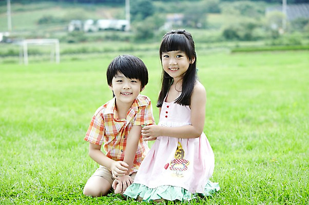 포토 JPG 주간 전신 학생 라이프스타일 여자 어린이교육 교육 남자 행복 어린이라이프 여유 초등학생 어린이 포즈 모션 미소 웃음 사람 앉기 동양인 소녀 소년 잔디 야외 두명 라이프 앞모습 10대 친구 소풍 한국인 농촌 시골 체험학습 풀 네잎클로버 숲 무릎꿇기 상쾌 십대만 국내포토 자연요소 식물 감정 뷰포인트 관계 청소년 표정 인종 생활 야외활동 체험 클로버 파일형식